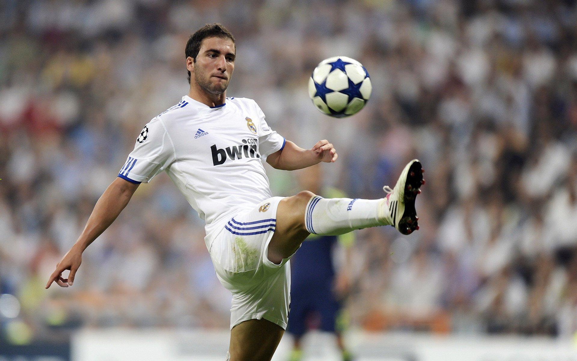 爱网页版-欧冠决赛巅峰对决，皇家马德里加时绝杀利物浦，第15次捧起大耳朵杯